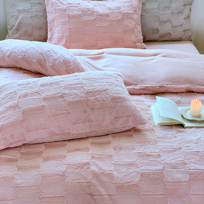 91家纺网 家纺一手货源 找家纺 昔可家纺 2023兔兔绒四件套 格调粉