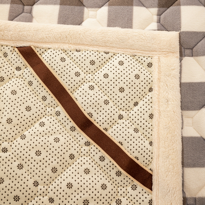 91家纺网 家纺一手货源 找家纺 慕木家纺 2025新款A类牛奶绒纯色印花加厚保暖床垫护垫床褥子 灰小格