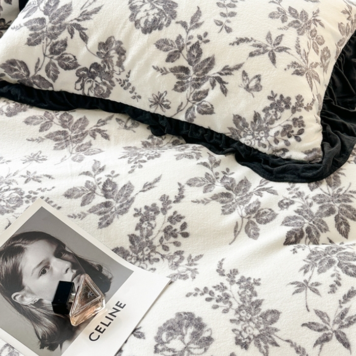 91家纺网 家纺一手货源 找家纺 昔可家纺 2023新款花边款牛奶绒四件套 法式茶歇黑