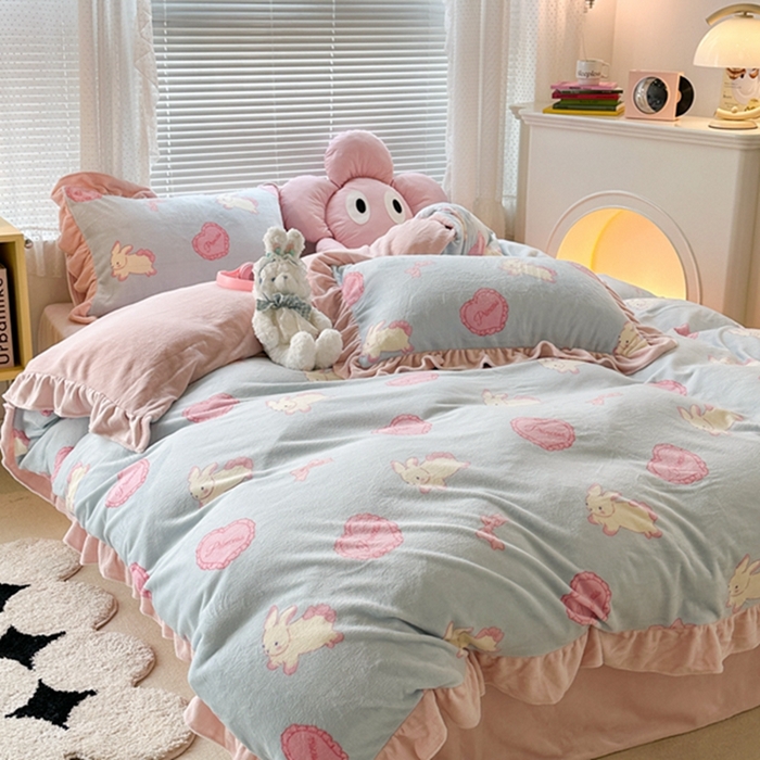 91家纺网 家纺一手货源 找家纺 昔可家纺 2023新款花边款牛奶绒四件套 萝莉爱心兔