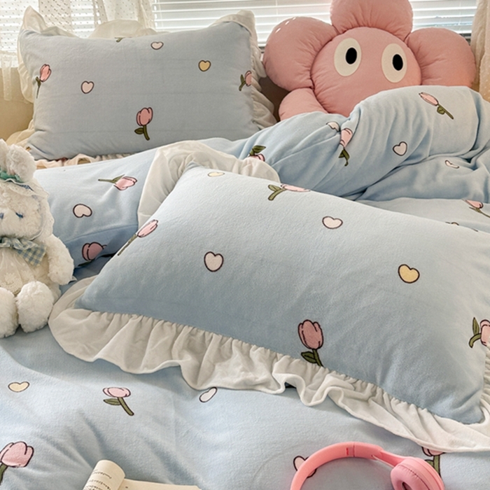 91家纺网 家纺一手货源 找家纺 昔可家纺 2023新款花边款牛奶绒四件套 奶蓝爱心郁金香