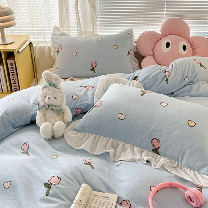 91家纺网 家纺一手货源 找家纺 昔可家纺 2023新款花边款牛奶绒四件套 奶蓝爱心郁金香