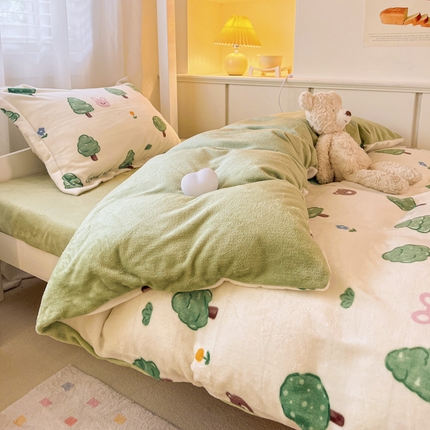 91家纺网 家纺一手货源 找家纺 柒月家居 2023新款亲肤舒适学生床法莱绒套件 小树林