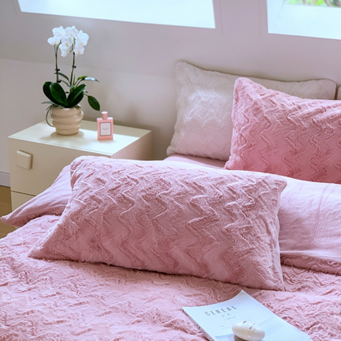 91家纺网 家纺一手货源 找家纺 昔可家纺 2023兔兔绒四件套 粉波纹