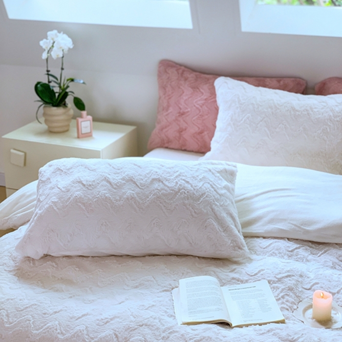 91家纺网 家纺一手货源 找家纺 昔可家纺 2023兔兔绒四件套 奶白波纹