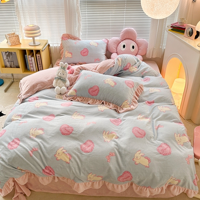 91家纺网 家纺一手货源 找家纺 昔可家纺 2023新款花边款牛奶绒四件套 萝莉爱心兔