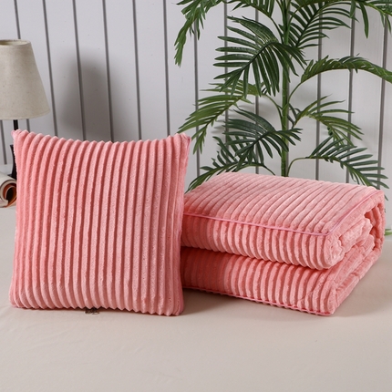 91家纺网 家纺一手货源 找家纺 素玖抱枕被 2023新款魔法绒抱枕被 魔法绒玉色