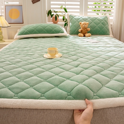 91家纺网 家纺一手货源 找家纺 慕木家纺 2025新款A类牛奶绒纯色印花加厚保暖床垫护垫床褥子 碧绿