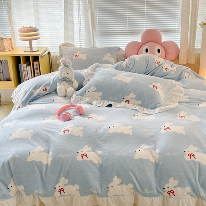 91家纺网 家纺一手货源 找家纺 昔可家纺 2023新款花边款牛奶绒四件套 丝带小兔蓝