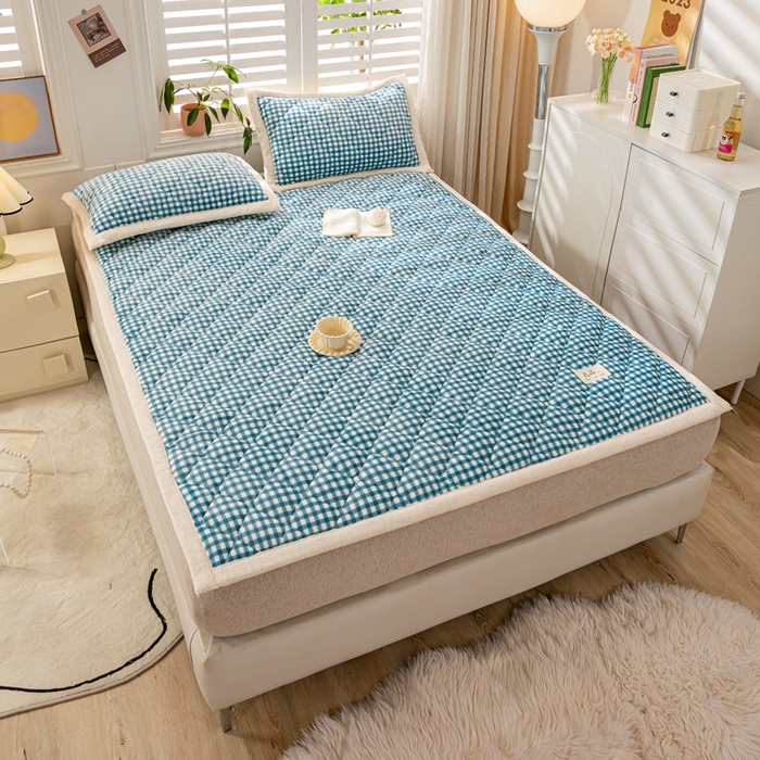 91家纺网 家纺一手货源 找家纺 慕木家纺 2025新款A类牛奶绒纯色印花加厚保暖床垫护垫床褥子 蓝小格