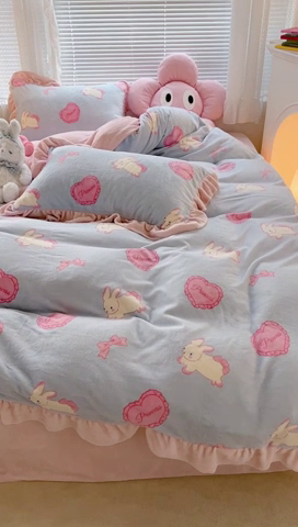 91家纺网 家纺一手货源 找家纺 昔可家纺 2023新款花边款牛奶绒四件套 萝莉爱心兔