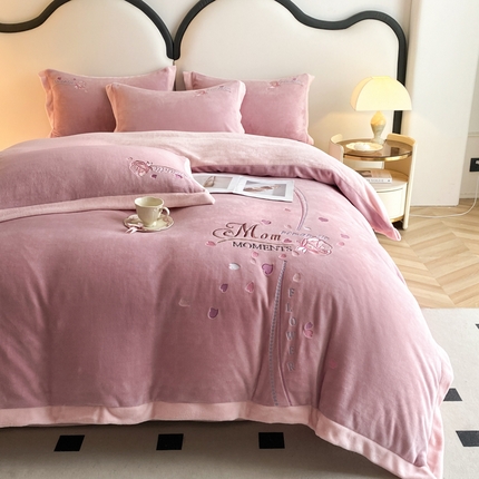 91家纺网 家纺一手货源 找家纺 （总）七七家纺 2025新款刺绣牛奶绒四件套-爱心玫瑰系列