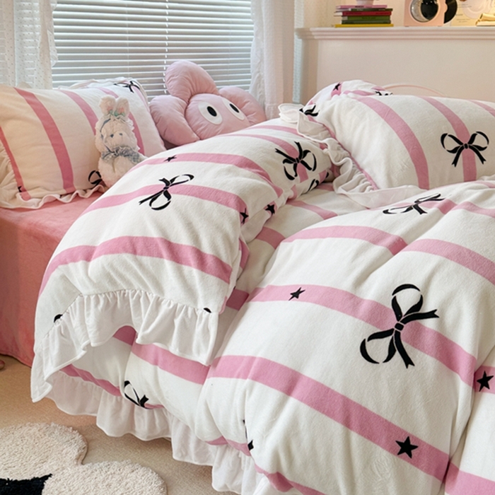 91家纺网 家纺一手货源 找家纺 昔可家纺 2023新款花边款牛奶绒四件套 粉条星星蝴蝶结