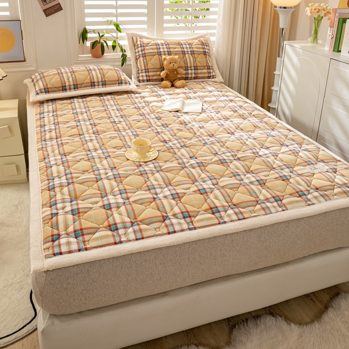 91家纺网 家纺一手货源 找家纺 慕木家纺 2025新款A类牛奶绒纯色印花加厚保暖床垫护垫床褥子 黄蓝格