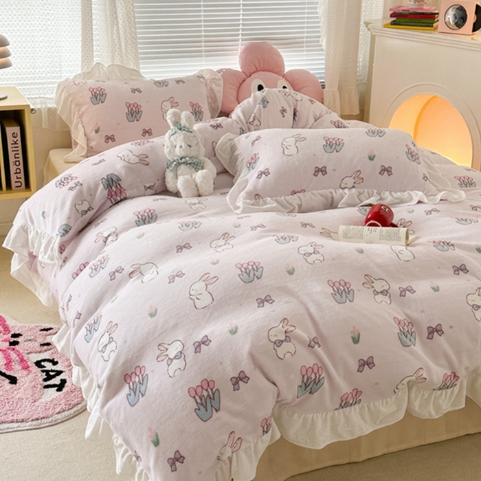 91家纺网 家纺一手货源 找家纺 昔可家纺 2023新款花边款牛奶绒四件套 萌萌粉底郁金香兔