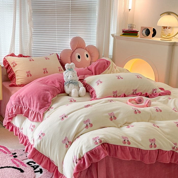 91家纺网 家纺一手货源 找家纺 昔可家纺 2023新款花边款牛奶绒四件套 一口樱桃