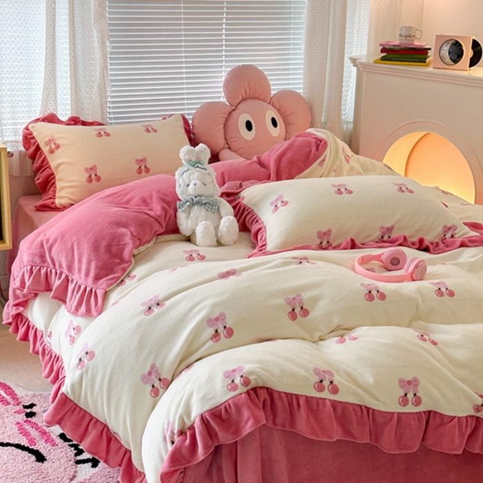 91家纺网 家纺一手货源 找家纺 昔可家纺 2023新款花边款牛奶绒四件套 一口樱桃