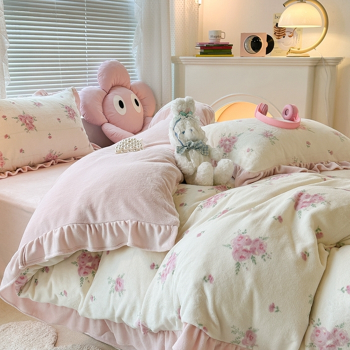 91家纺网 家纺一手货源 找家纺 昔可家纺 2023新款花边款牛奶绒四件套 午后茶花