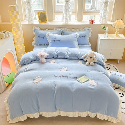 91家纺网 家纺一手货源 找家纺 （总）芯贝儿 2023款小清新加厚保暖牛奶绒雕花绒宝宝绒刺绣花四件套