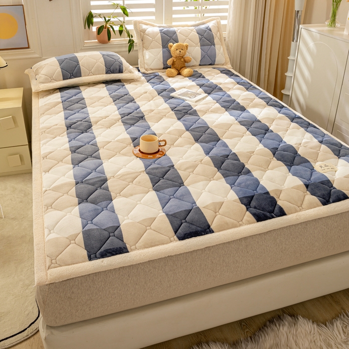 91家纺网 家纺一手货源 找家纺 慕木家纺 2025新款A类牛奶绒纯色印花加厚保暖床垫护垫床褥子 蓝大格