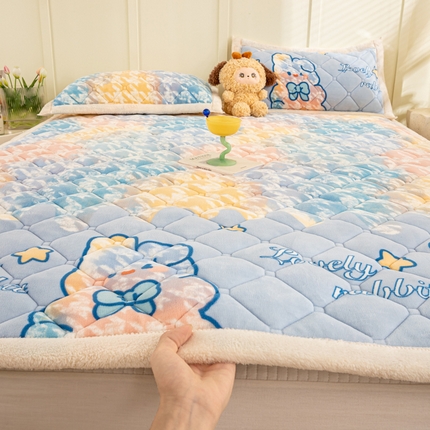 91家纺网 家纺一手货源 找家纺 （总）慕木家纺 2025新款A类牛奶绒纯色印花加厚保暖床垫护垫床褥子（可供跨境外贸抽空爆款首选）