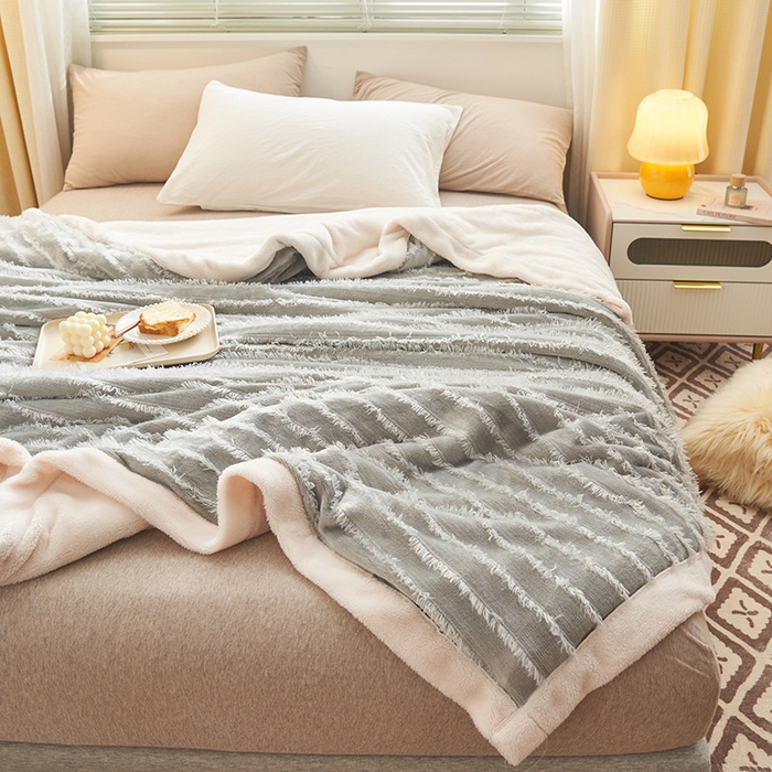 91家纺网 家纺一手货源 找家纺 吾诺家居 2023新款流苏绒双层多功能毯 浅灰流苏毯