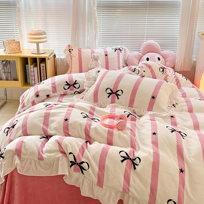 91家纺网 家纺一手货源 找家纺 昔可家纺 2023新款花边款牛奶绒四件套 粉条星星蝴蝶结