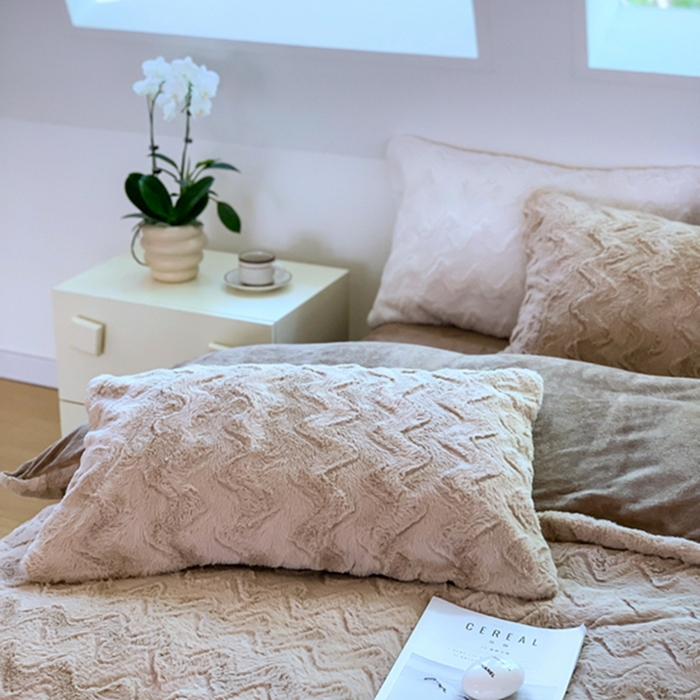 91家纺网 家纺一手货源 找家纺 昔可家纺 2023兔兔绒四件套 咖色波纹