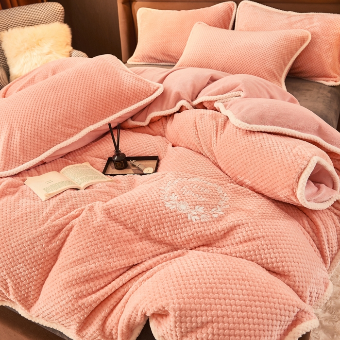 91家纺网 家纺一手货源 找家纺 吾诺家居 2023新款秋冬保暖二合一可拆洗冬被被子被芯-贝贝绒 贝贝浅玉