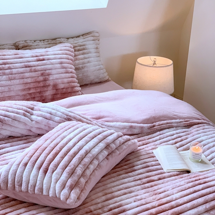 91家纺网 家纺一手货源 找家纺 昔可家纺 2023兔兔绒四件套 粉色扎染