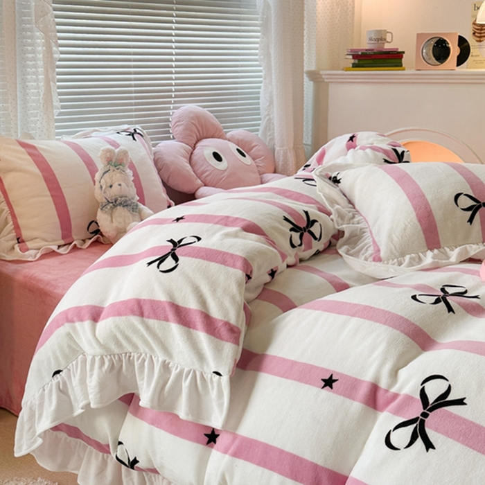 91家纺网 家纺一手货源 找家纺 昔可家纺 2023新款花边款牛奶绒四件套 粉条星星蝴蝶结