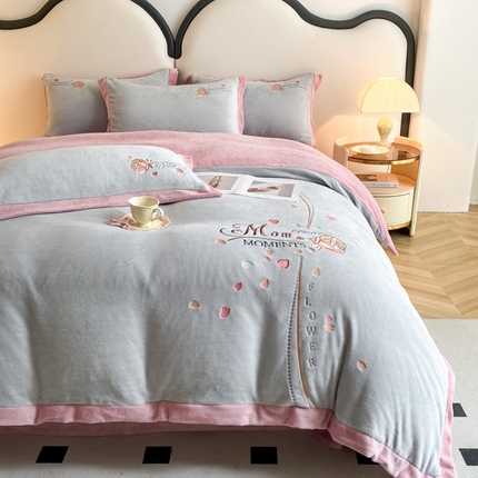 91家纺网 家纺一手货源 找家纺 （总）七七家纺 2025新款刺绣牛奶绒四件套-爱心玫瑰系列