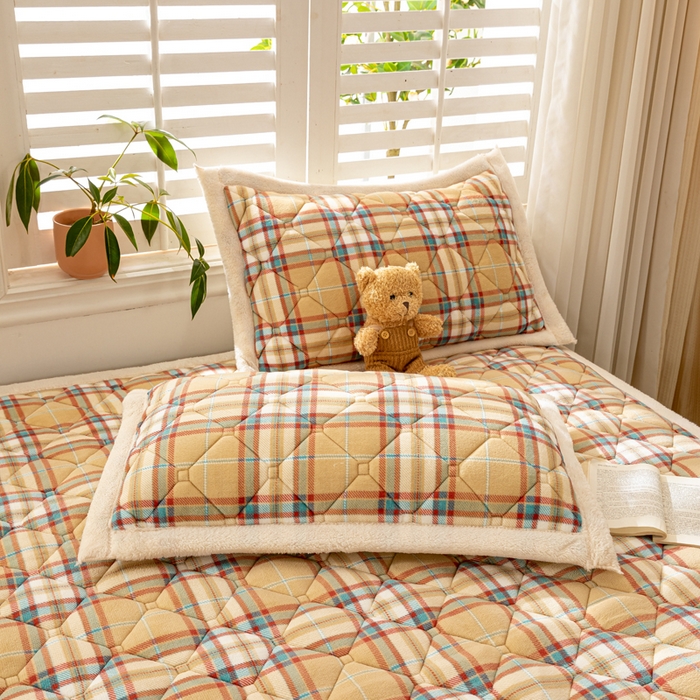 91家纺网 家纺一手货源 找家纺 慕木家纺 2025新款A类牛奶绒纯色印花加厚保暖床垫护垫床褥子 黄蓝格