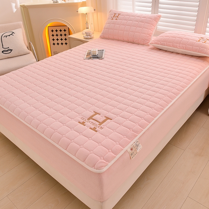 91家纺网 家纺一手货源 找家纺 X猫先生床笠 2024冬季新款A类高克重牛奶绒加绒加厚大豆抗菌刺绣夹棉床笠床罩席梦思床垫套保护罩爱玛H格系列 H格牛奶绒-蜜粉