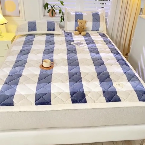 91家纺网 家纺一手货源 找家纺 慕木家纺 2025新款A类牛奶绒纯色印花加厚保暖床垫护垫床褥子 蓝大格