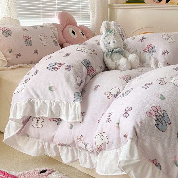 91家纺网 家纺一手货源 找家纺 昔可家纺 2023新款花边款牛奶绒四件套 萌萌粉底郁金香兔