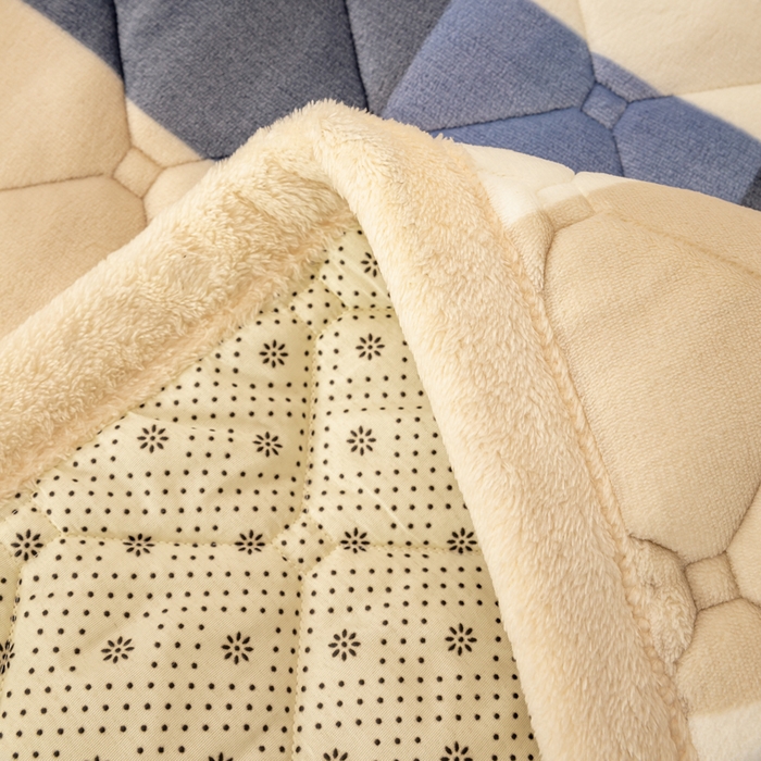 91家纺网 家纺一手货源 找家纺 慕木家纺 2025新款A类牛奶绒纯色印花加厚保暖床垫护垫床褥子 蓝大格