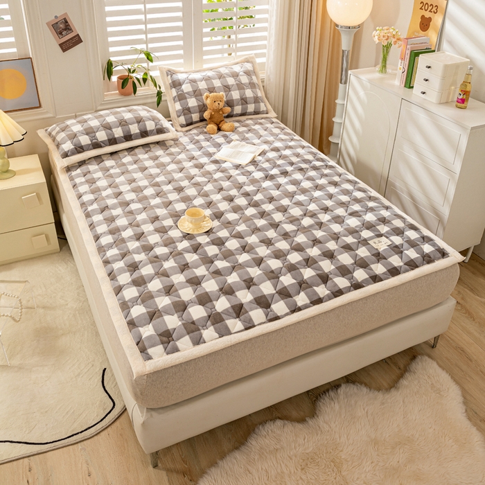 91家纺网 家纺一手货源 找家纺 慕木家纺 2025新款A类牛奶绒纯色印花加厚保暖床垫护垫床褥子 灰小格