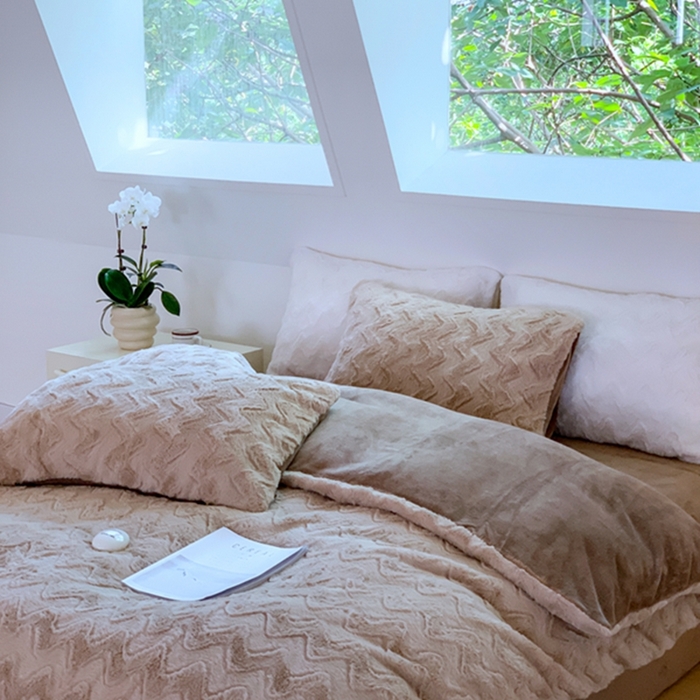 91家纺网 家纺一手货源 找家纺 昔可家纺 2023兔兔绒四件套 咖色波纹