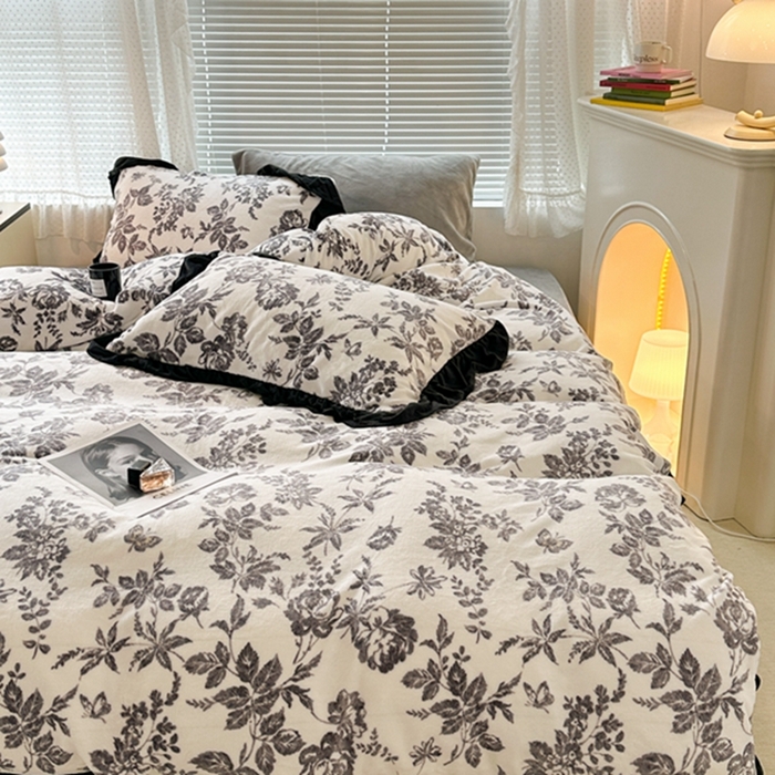 91家纺网 家纺一手货源 找家纺 昔可家纺 2023新款花边款牛奶绒四件套 法式茶歇黑