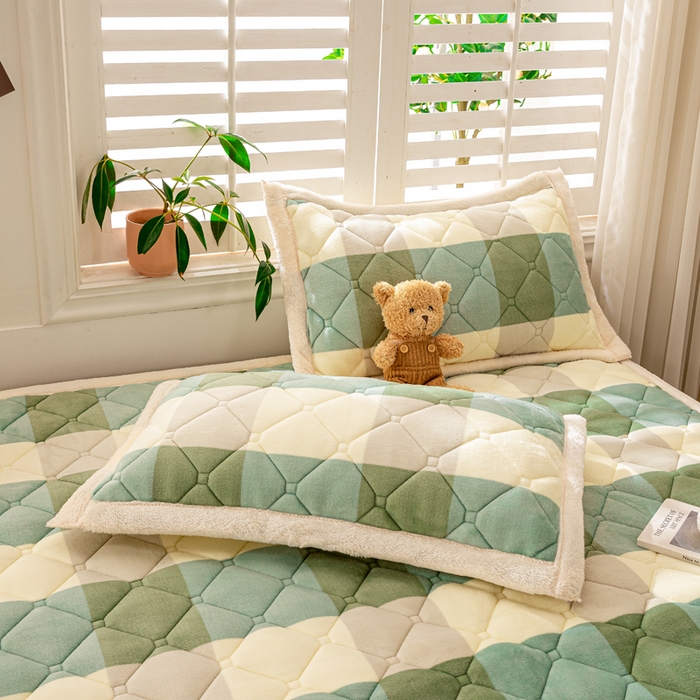 91家纺网 家纺一手货源 找家纺 慕木家纺 2025新款A类牛奶绒纯色印花加厚保暖床垫护垫床褥子 绿大格