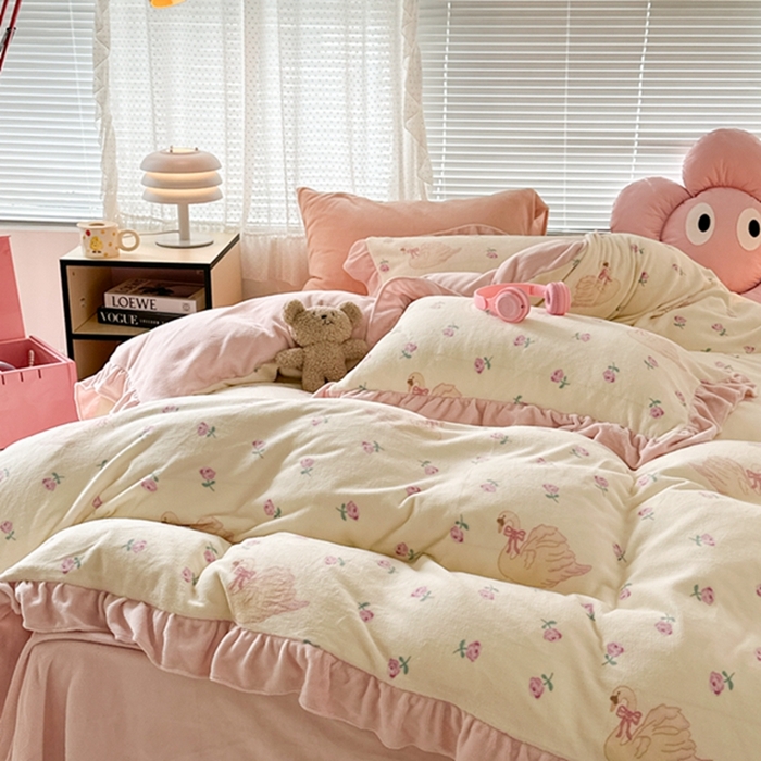 91家纺网 家纺一手货源 找家纺 昔可家纺 2023新款花边款牛奶绒四件套 天鹅玫瑰