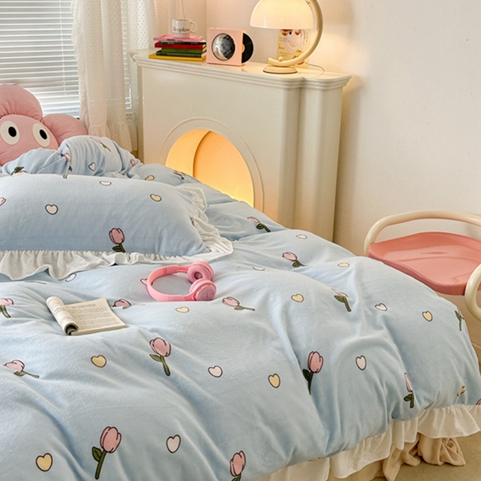 91家纺网 家纺一手货源 找家纺 昔可家纺 2023新款花边款牛奶绒四件套 奶蓝爱心郁金香