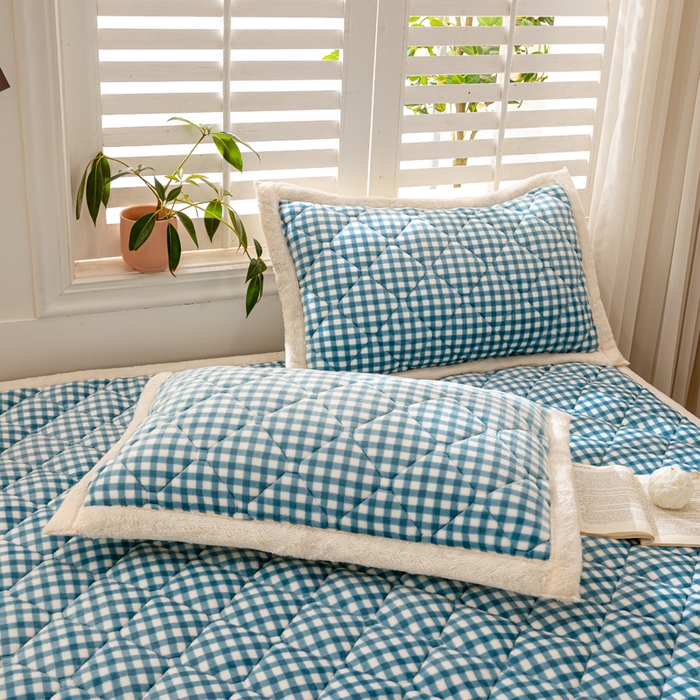 91家纺网 家纺一手货源 找家纺 慕木家纺 2025新款A类牛奶绒纯色印花加厚保暖床垫护垫床褥子 蓝小格