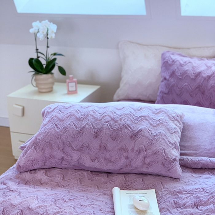 91家纺网 家纺一手货源 找家纺 昔可家纺 2023兔兔绒四件套 紫波纹