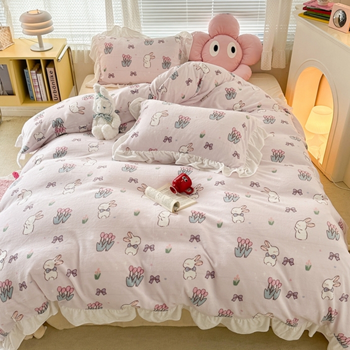 91家纺网 家纺一手货源 找家纺 昔可家纺 2023新款花边款牛奶绒四件套 萌萌粉底郁金香兔