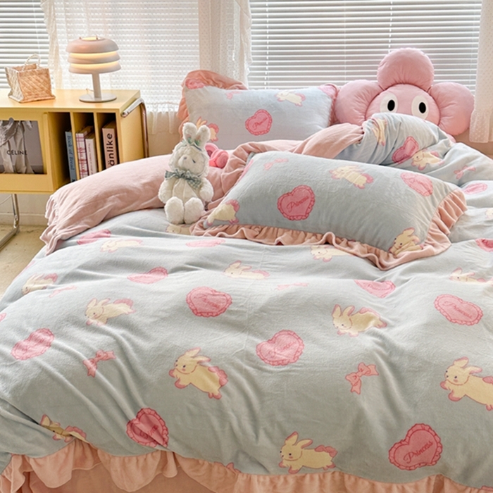 91家纺网 家纺一手货源 找家纺 昔可家纺 2023新款花边款牛奶绒四件套 萝莉爱心兔