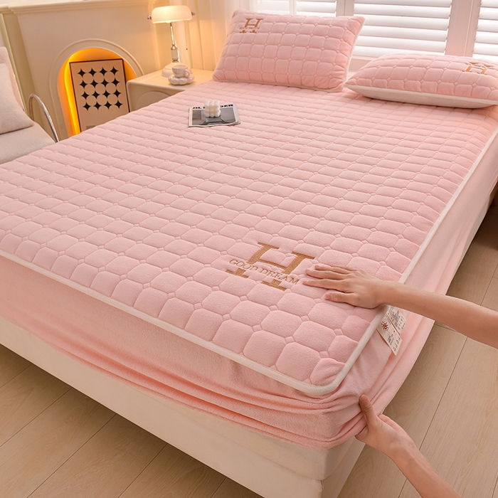 91家纺网 家纺一手货源 找家纺 X猫先生床笠 2024冬季新款A类高克重牛奶绒加绒加厚大豆抗菌刺绣夹棉床笠床罩席梦思床垫套保护罩爱玛H格系列 H格牛奶绒-蜜粉