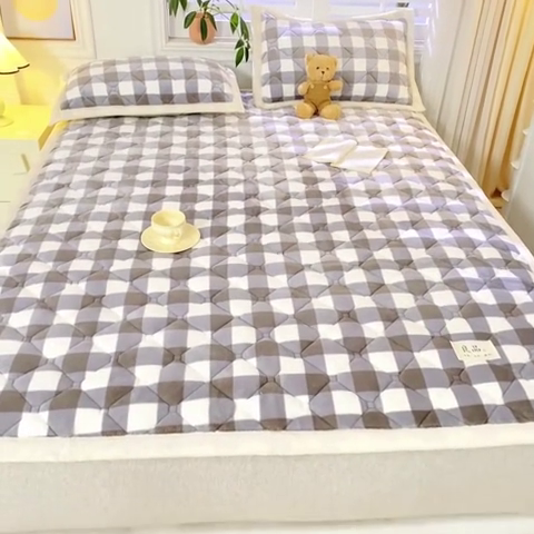 91家纺网 家纺一手货源 找家纺 慕木家纺 2025新款A类牛奶绒纯色印花加厚保暖床垫护垫床褥子 灰小格