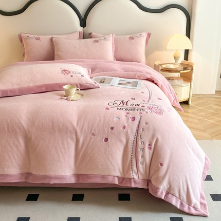 91家纺网 家纺一手货源 找家纺 （总）七七家纺 2025新款刺绣牛奶绒四件套-爱心玫瑰系列